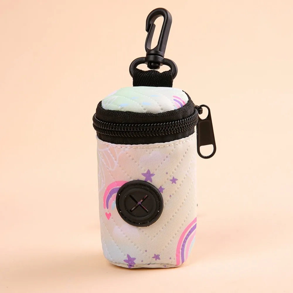 Distributeur de sacs pour chien – modèle graffiti rose, accessoire tendance et fonctionnel